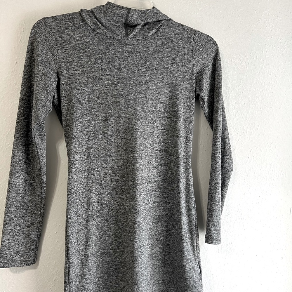 Long, long-sleeve hooded shirt from TNF.